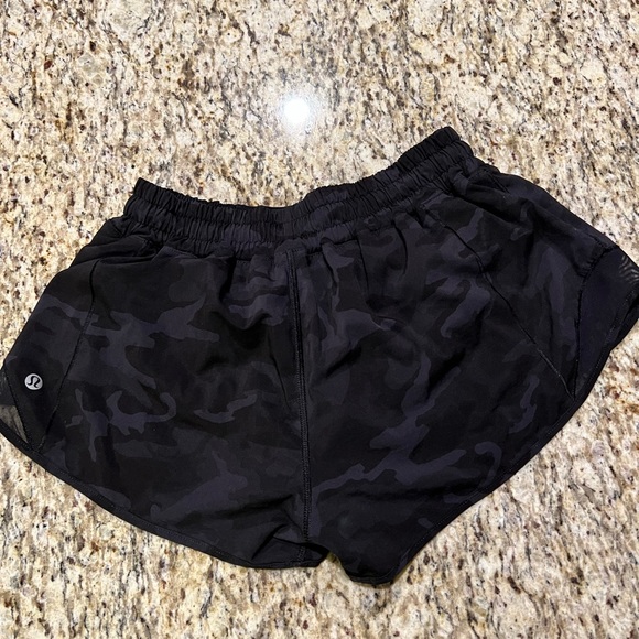Lululemon Hotty Hot Short II *2.5" - Incognito Camo Multi Grey / Black - Picture 5 of 9